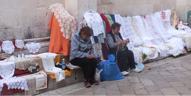 Dubrovnik-straatverkopers-markt-kleedjes-Kroatië