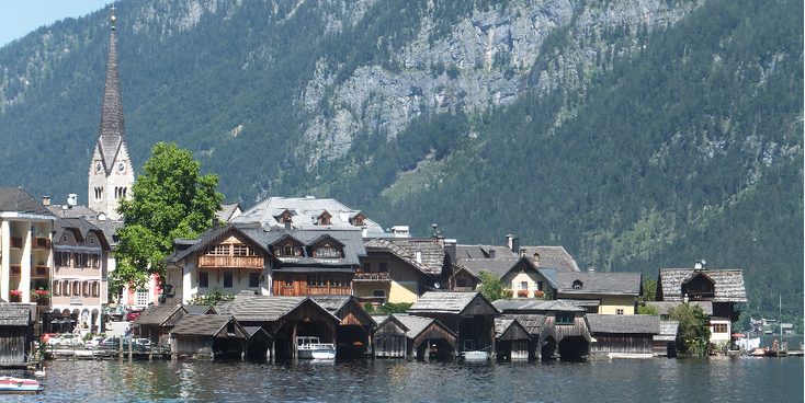 Hallstatt-Oostenrijk-Salzkammergut-toeristisch-kerk-bergen-meer