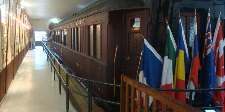 Compiègne-bos-Clairiere-de-L’Armistice-Frankrijk-overgave-Hitler-wagon-vlaggen