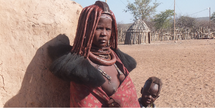 Himba-dorp-hut-riet-haar-Namibië