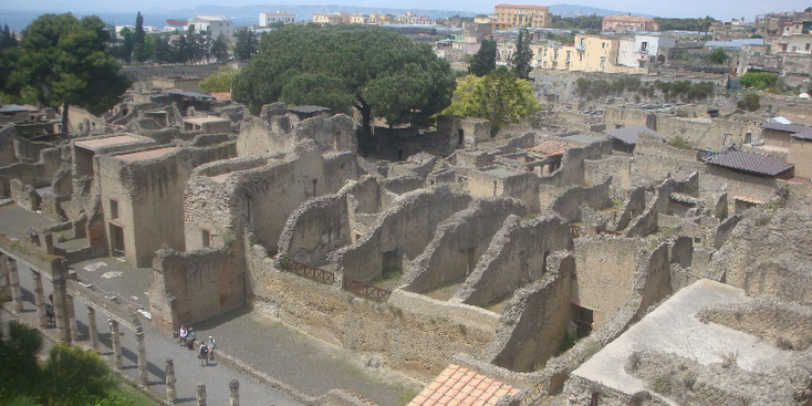Hercunaleum-Romeins-stad-straat-pilaren-lava-vulkaan-uitbarsting-Napels-Italië