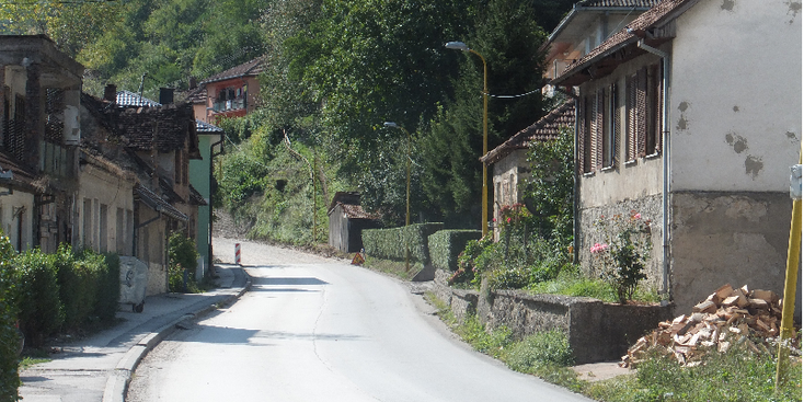 Srebrenica-hoofdstraat-kogelgaten-dorp-Bosnië-Herzegovina