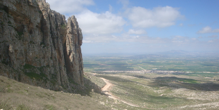 Jugurtha-tafel-table-rots-grens-Algerije-Tunesië