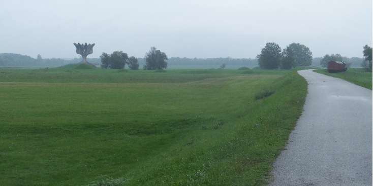 Jasenovac-concentratiekamp-monument-Lotus-Ustasi-locomotief-wagon-veewagens-trein-Kroatië