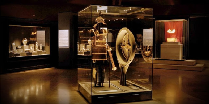 Vergina-archeologie-Philippus-koning-tombe-Griekenland-helm-museum-masker-zwaard