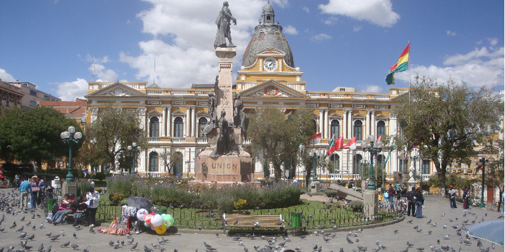 La-Paz-Plaza-Pedro-de-Murillo-plein-duiven-vlag-Bolivia