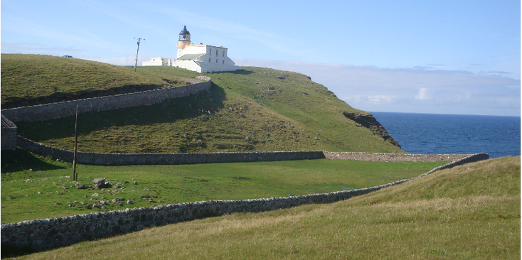 Point-of-Stoer-vuurtoren-wit-kust-gras-stenen-muren-Atlantische-Oceaan-Schotland