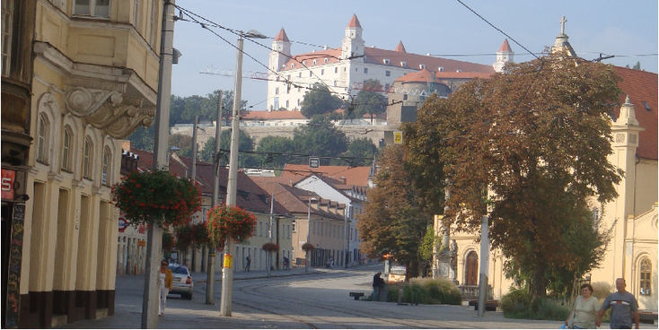 Bratislava-kasteel-heuvel-straat-tram-Slowakije