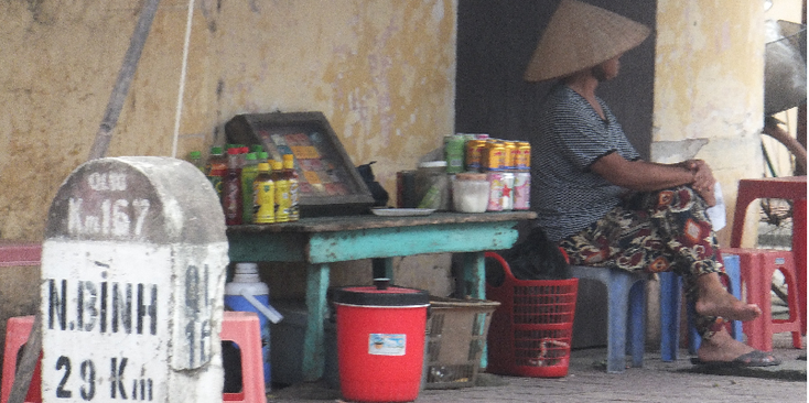 Phat-Diem-Ninh-Binh-kilometerpaaltje-verkoopster-stal-Vietnam