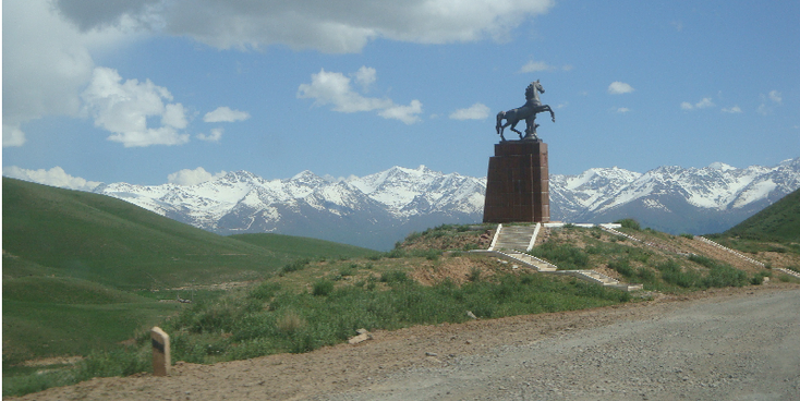 Naryn-Tash-Rabat-paard-monument-bergen-sneeuw-Kirgizië