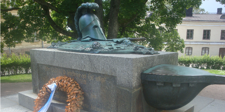 Helsinki-herdenking-helm-krans-monument-Finland