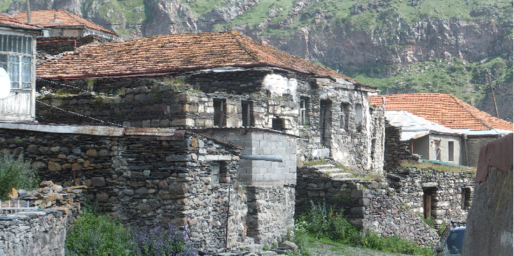 Kazbegi-Georgië-ruïnes-stenen-huizen-Kaukasus