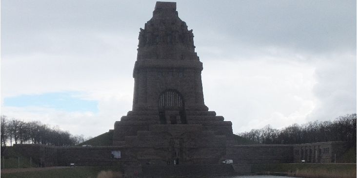 Volkerslachtsdenkmal-gedenkteken-monument-toren-veldslag-Napoleon-1813-Leipzig-vijver-Duitsland
