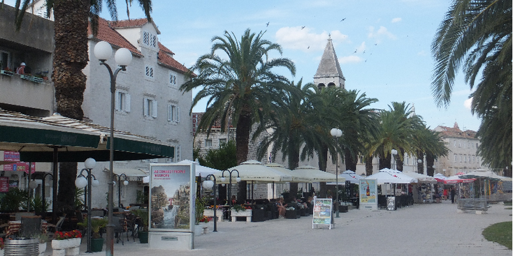 Trogir-boulevard-palmboom-terras-Kroatië