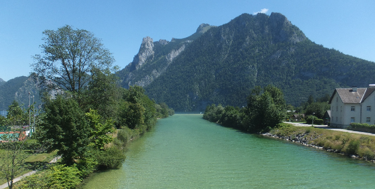 Ebensee-berg-rivier-azuurblauw-Salzkammergut-Oostenrijk