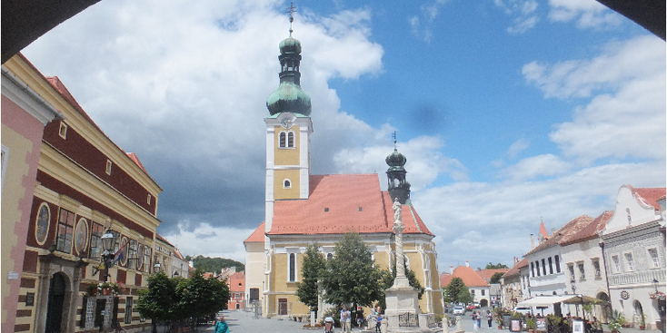 Koszeg-koopmanshuizen-zuil-kerk-Hongarije
