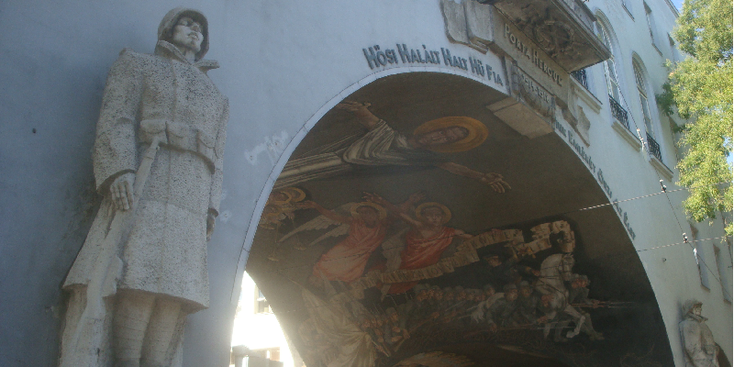 Szeged-helden-poort-fresco-beeld-soldaat-Hongarije