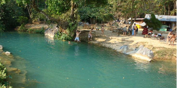 Vang-Vieng-Blue-Lagoon-helder-water-slinger-Laos
