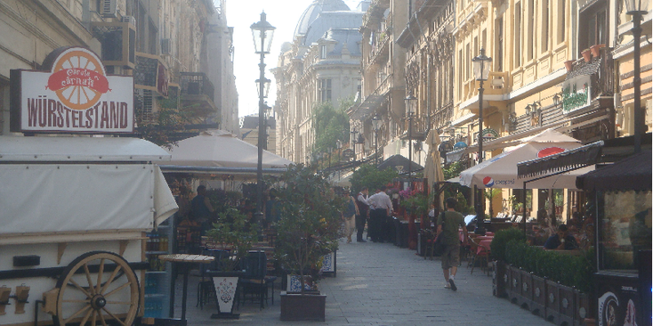 Boekarest-shopping-winkelstraat-straatleven-terrassen-Roemenië