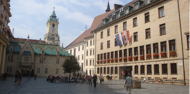 Primatail-Palace-paleis-kerk-plein-terras-Bratislava-Slowakije