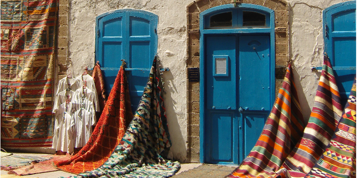 Essaouira-Portugees-stad-Marokko-kleden-blauwe-muur