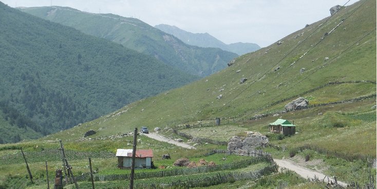Ushguli-Enguri-vallei-rivier-Svaneti-Kaukasus-wachttorens-Georgië