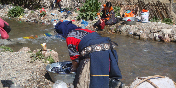 Lokale vrouwen zijn druk bezig hun was te doen in het stromende riviertje