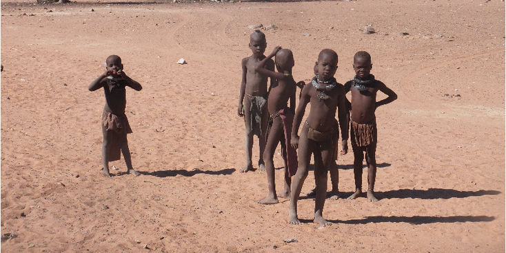 Opuwo-Himba-dorp-hut-riet-Namibië-kinderen