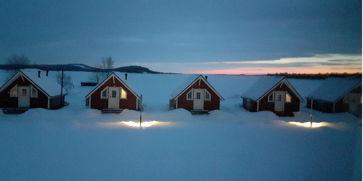 Inari-rood-huisje-sauna-meer-bevroren-ijs-sneeuw-Lapland-Finland