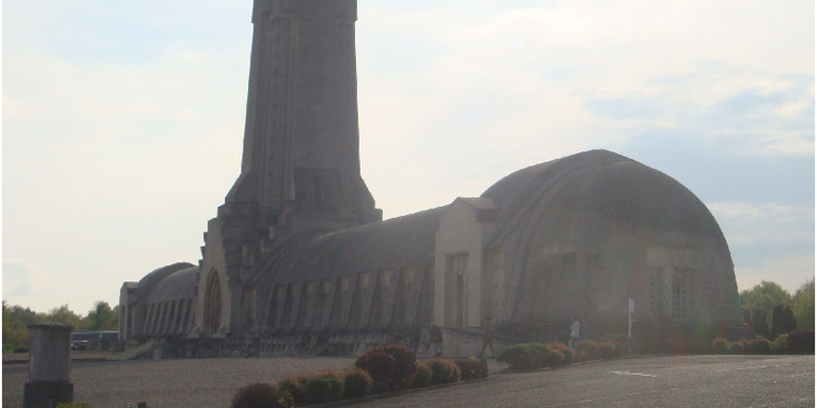 Verdun-slagveld-monument-herdenking-begraafplaats-graven-kruizen-Memorial-Ossuaire-Frankrijk-WW1