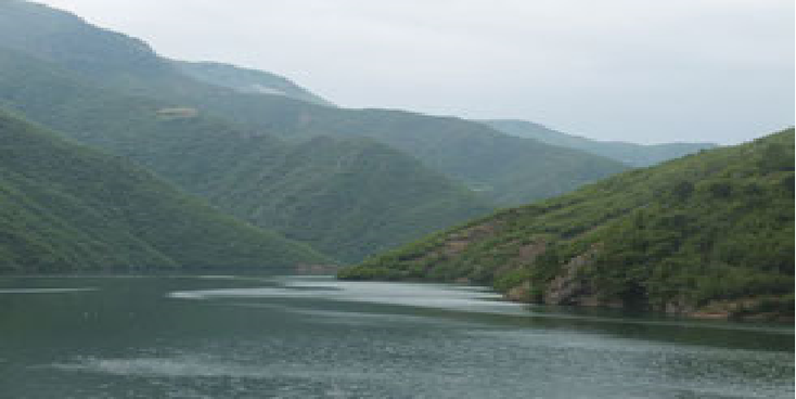 Koman-meer-Lake-Albanië-Balkan-kliffen