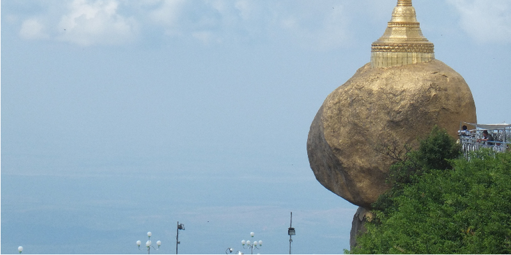 Kyaiktiyo-berg-mountain-gouden-bal-heilig-Myanmar-Birma