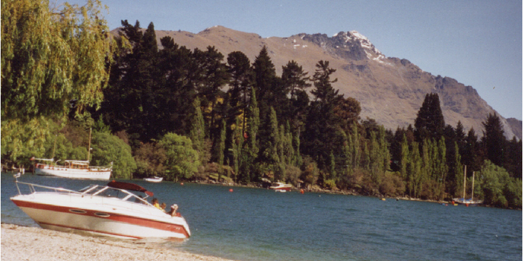 Queenstown-boot-zand-strand-Nieuw-Zeeland