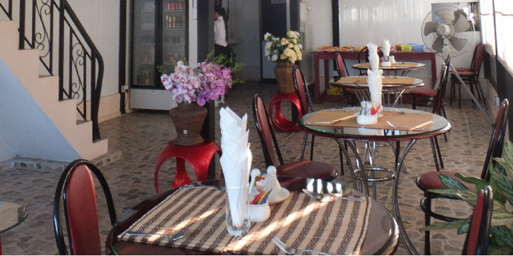 Agga-youth-hostel-8e-verdieping-ontbijtzaal-Yangon-Rangoon-Myanmar