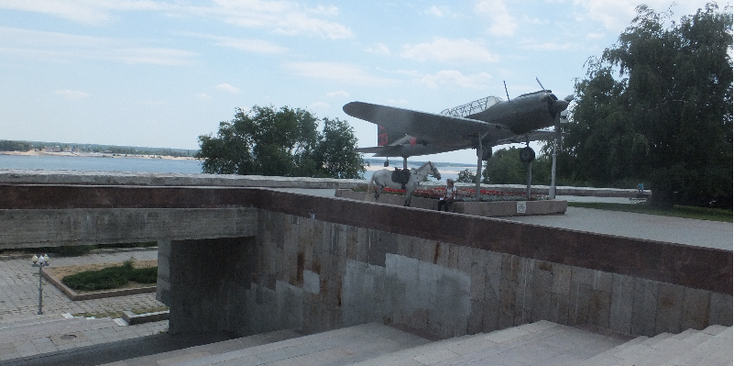Volgograd-Stalingrad-vliegtuig-Wolga-monument-WW2-Rusland