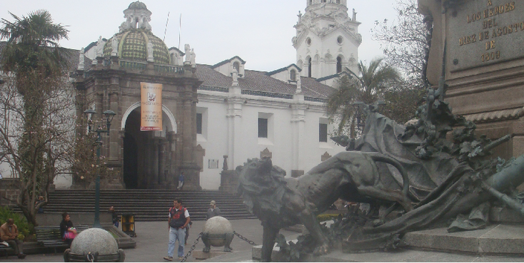 Plaza-de-Indepencia-symbool-historische-koloniale-binnenstad-Quito-Ecuador
