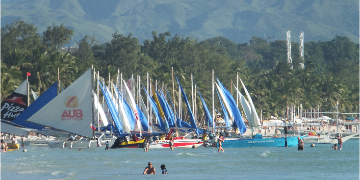 Boracay-White-Beach-strand-palmboom-zeilen-boten-zee-Filipijnen