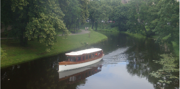 Riga-fluisterboot-kanaal-rivier-boot-Letland