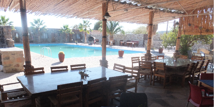 Brandberg-rest-camp-camping-zwembad-Uis-terras-Namibië