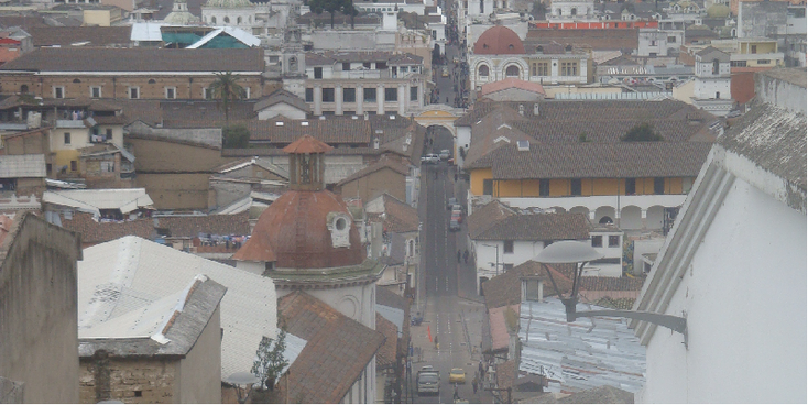 Quito-koloniale-huizen-gebouwen-vlaggen-Ecuador-straat