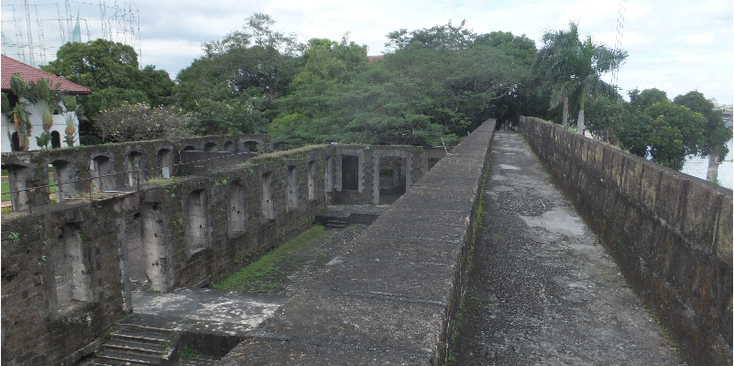 Intramuros-stadsmuur-fort-Santiago-ruïne-centrum-Manila-Filipijnen