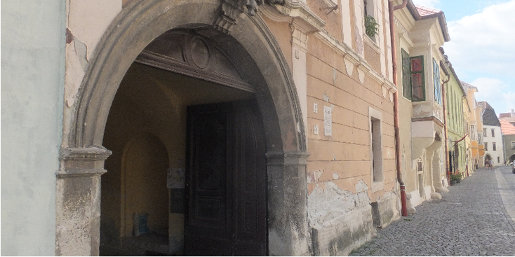 Sopron-poort-koopmanshuizen-vakmanshuizen-gekleurd-Hongarije