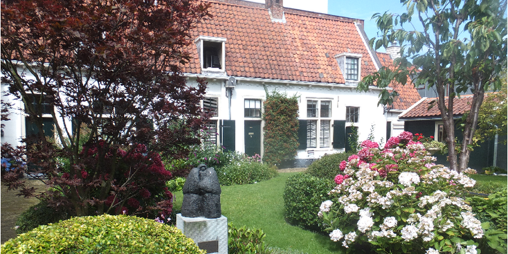 Bakenes-hofje-Haarlem-Nederland-tuin-bloemen-beeld-monument
