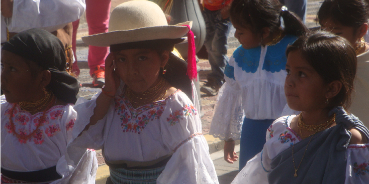 Fachalinas-markt-inheems-Otavalo-traditioneel-optocht-ceremonie-verkleed-Ecuador