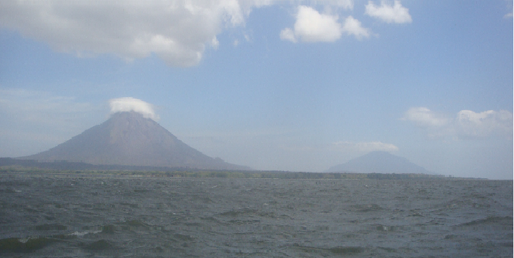 Isla-de-Ometepe -Nicaragua-vulkaan-wolkje-toefje-meer