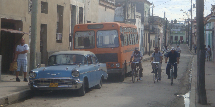 Camaguey-Cuba-straatleven-klassieke-Amerikaanse-auto-fiets-bus