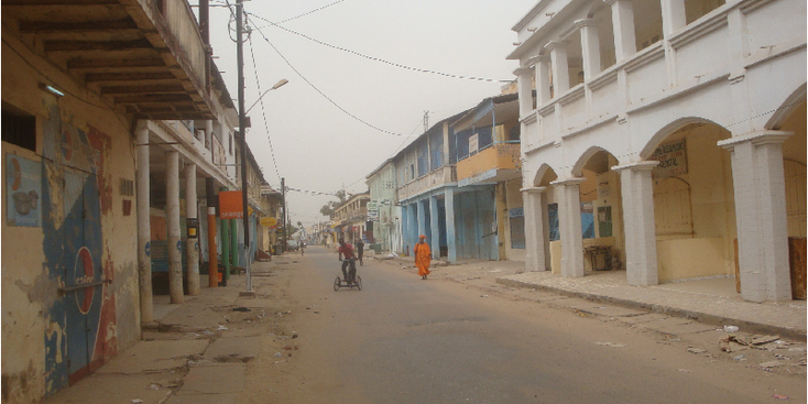Ziguinchor-Franse-huizen-gebouwen-Camanche-fiets-Senegal