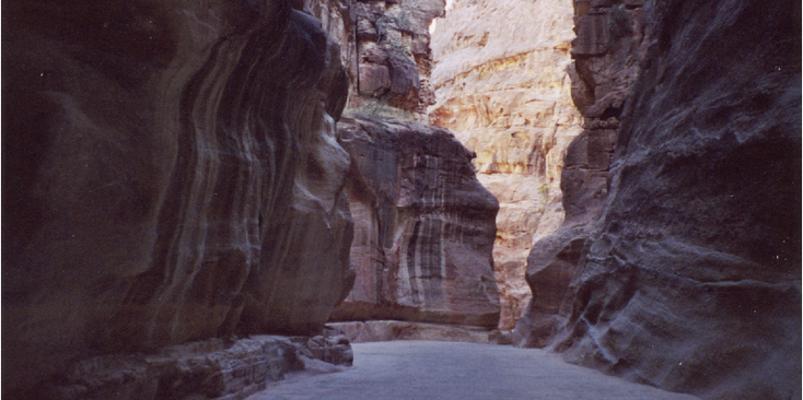 Al-Siq-Petra-Jordanië-rotsen-smal