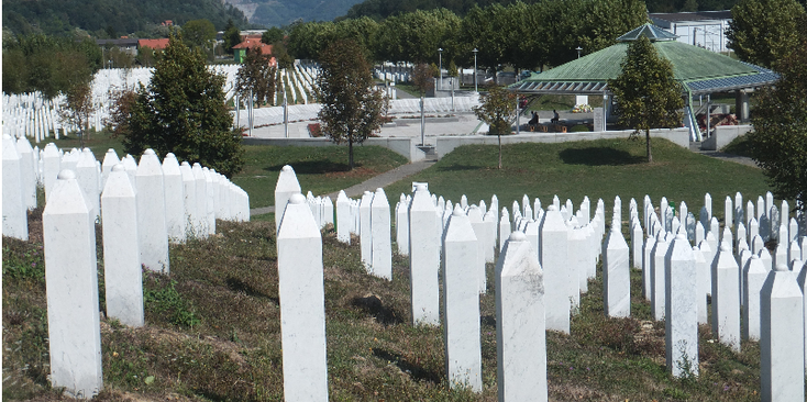 Potocari-begraafplaats-witte-kruizen-moslim-Bosnië-Herzegovina