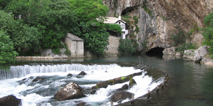 Tekija-Dervish-klooster-Blagaj-kolkende-rivier-grot-tunnel-Bosnië-Herzegovina